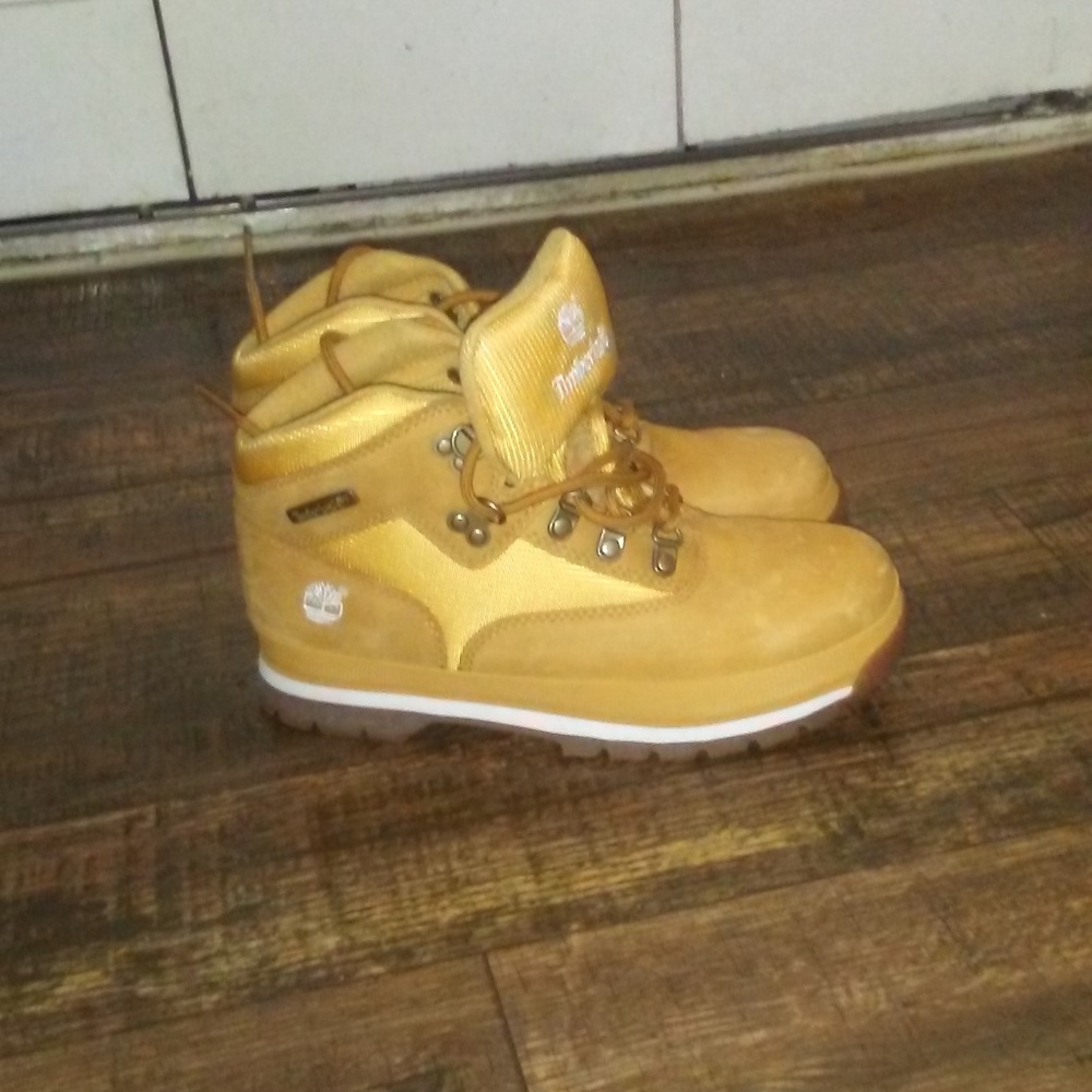 SOLD Timberland Suede boots wheat size 5 boys - Picture 2 of 5